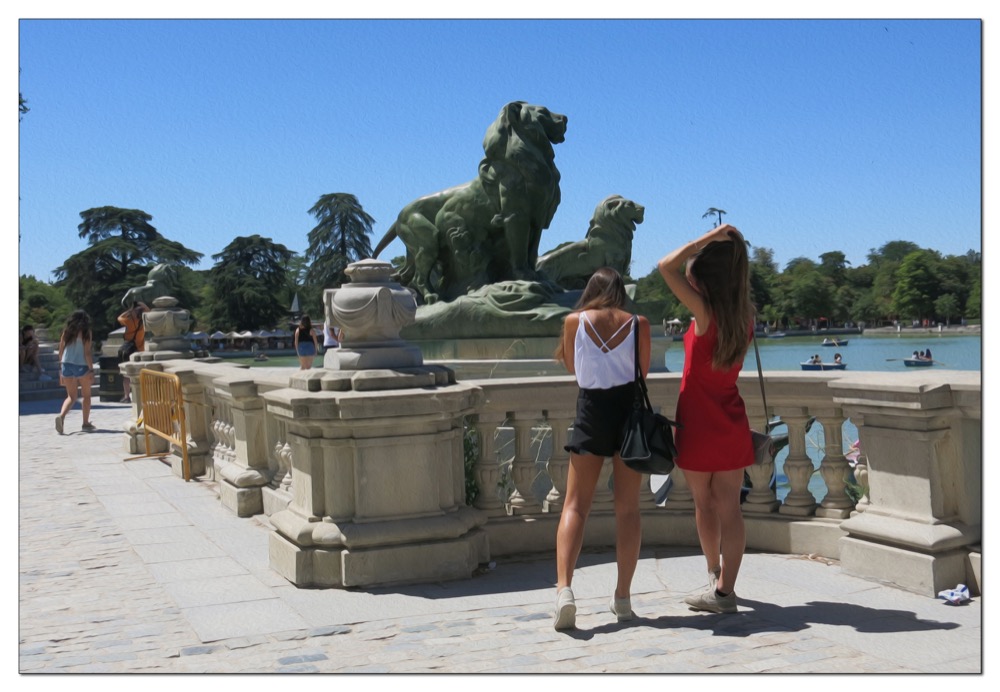 To piger i en park i Madrid